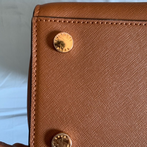 Micheal Kors large crossbody/tote bag. - Picture 5 of 10